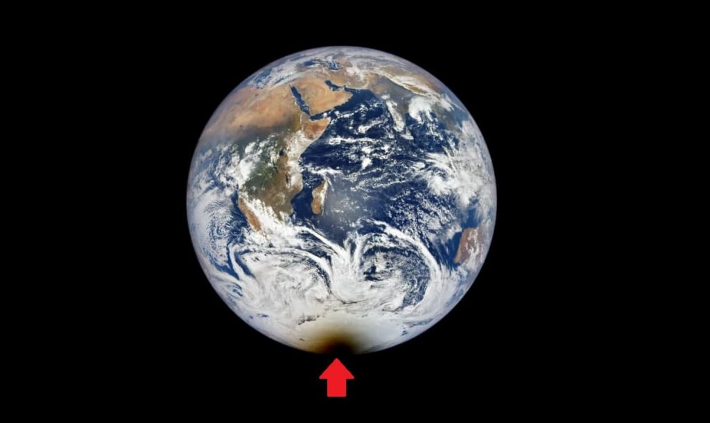 រូបមួយសន្លឹកនេះត្រូវបានថតពីចម្ងាយ «១.៥លានគីឡូម៉ែត្រ» ពីភពផែនដី, តើតំបន់ជាំខ្មៅនៅប៉ូលខាងត្បូងនោះជាអ្វី? រូបមួយសន្លឹកនេះត្រូវបានថតពីចម្ងាយ «១.៥លានគីឡូម៉ែត្រ» ពីភពផែនដី, តើតំបន់ជាំខ្មៅនៅប៉ូលខាងត្បូងនោះជាអ្វី?