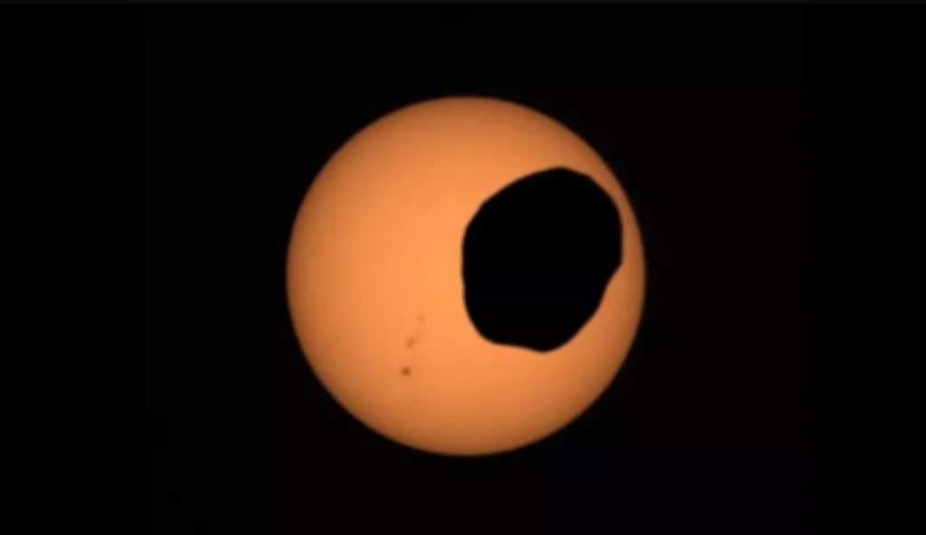 អស្ចារ្យ! យាន Perseverance របស់ NASA ថតបាន «សូរ្យគ្រាស» លើភពអង្គារជាលើកដំបូង! (មានវីដេអូ) អស្ចារ្យ! យាន Perseverance របស់ NASA ថតបាន «សូរ្យគ្រាស» លើភពអង្គារជាលើកដំបូង! (មានវីដេអូ)