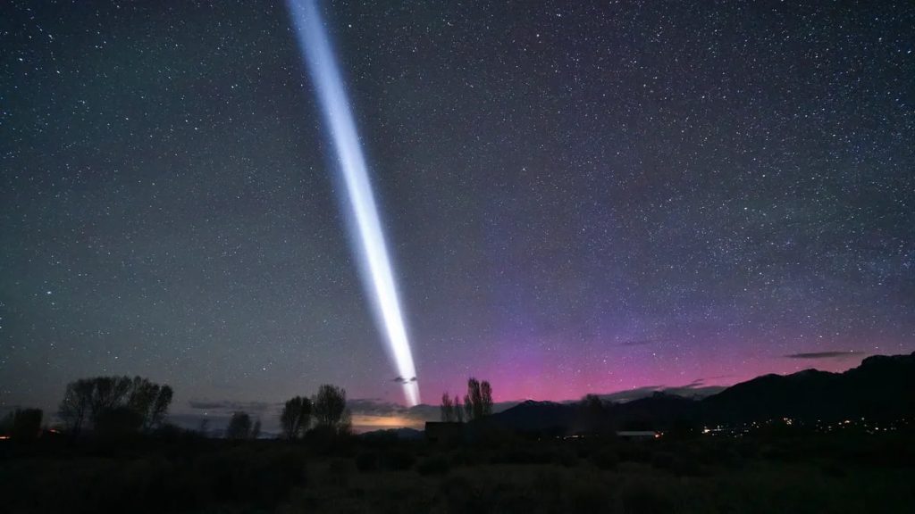 កំពុងទស្សនាពន្លឺ Aurora សុខៗស្រាប់តែមានបាតុភូតចម្លែកលេចឡើង! តើនោះជាអ្វី? (មានវីដេអូ)