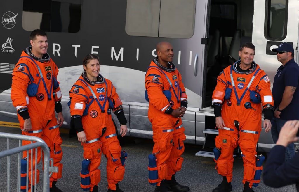 អវកាសយានិក NASA ទាំង៤រូបធ្វើ «ចត្តាឡីស័ក» ដើម្បីត្រៀមចាកចេញទៅព្រះចន្ទ (UPDATE) អវកាសយានិក NASA ទាំង៤រូបធ្វើ «ចត្តាឡីស័ក» ដើម្បីត្រៀមចាកចេញទៅព្រះចន្ទ (UPDATE)